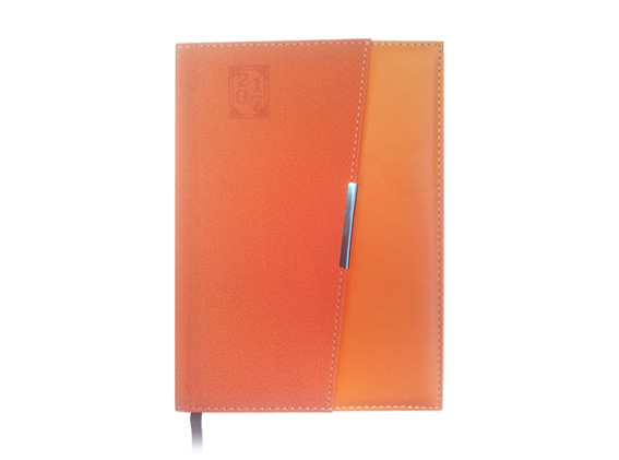 Agenda journalier 21x14,5cm, couverture en simili cuir avec pochette