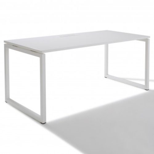 Bureau opérateur – Plateau en bois mélaminé Piètement métal 1600x800x750 mm Blanc – 2 passe-câbles