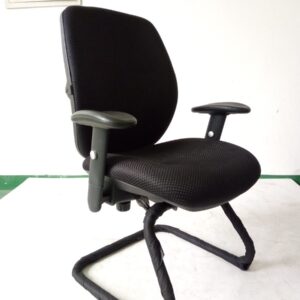 Fauteuil Visiteur DERBY en mésh Accoudoirs réglables Assise en coque luge chromée