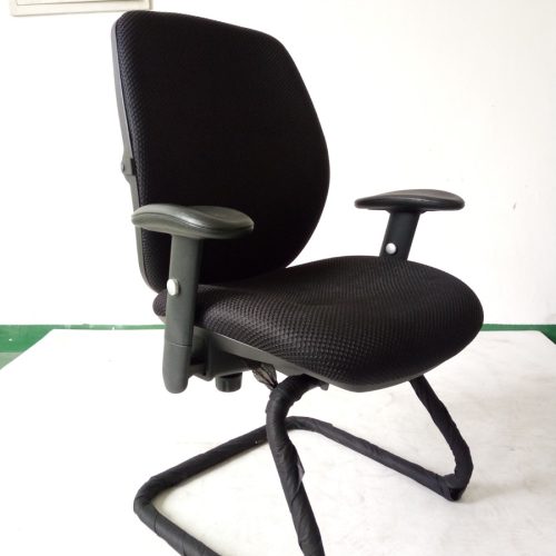 Fauteuil Visiteur DERBY en mésh Accoudoirs réglables Assise en coque luge chromée