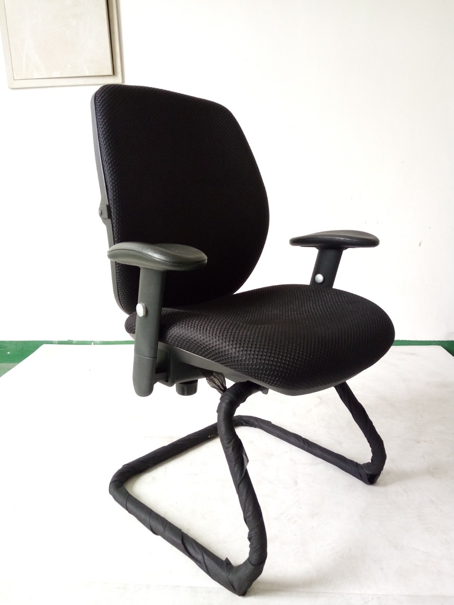 Fauteuil Visiteur DERBY en mésh Accoudoirs réglables Assise en coque luge chromée